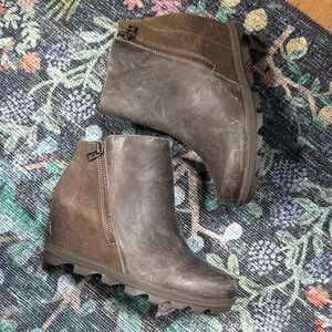 Sorel joan of arctic brown gray leather Wedge Ankle Boots women’s size 10